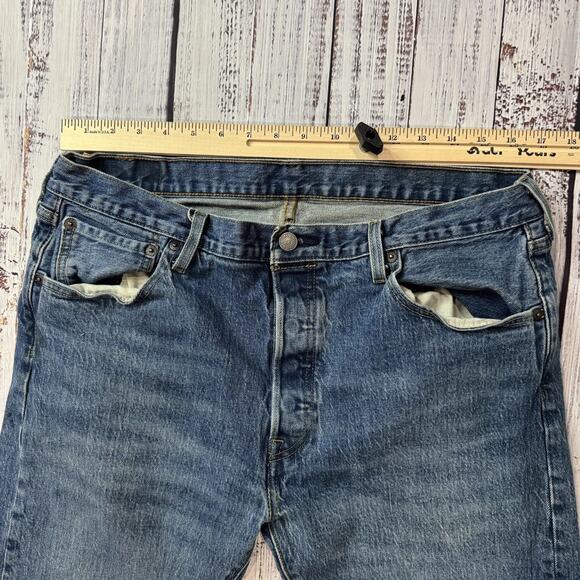 Levi’s 501 Button Fly Men’s Jeans 36x27.5 Straight Fit Medium Blue Blank Red Tab - Picture 4 of 5